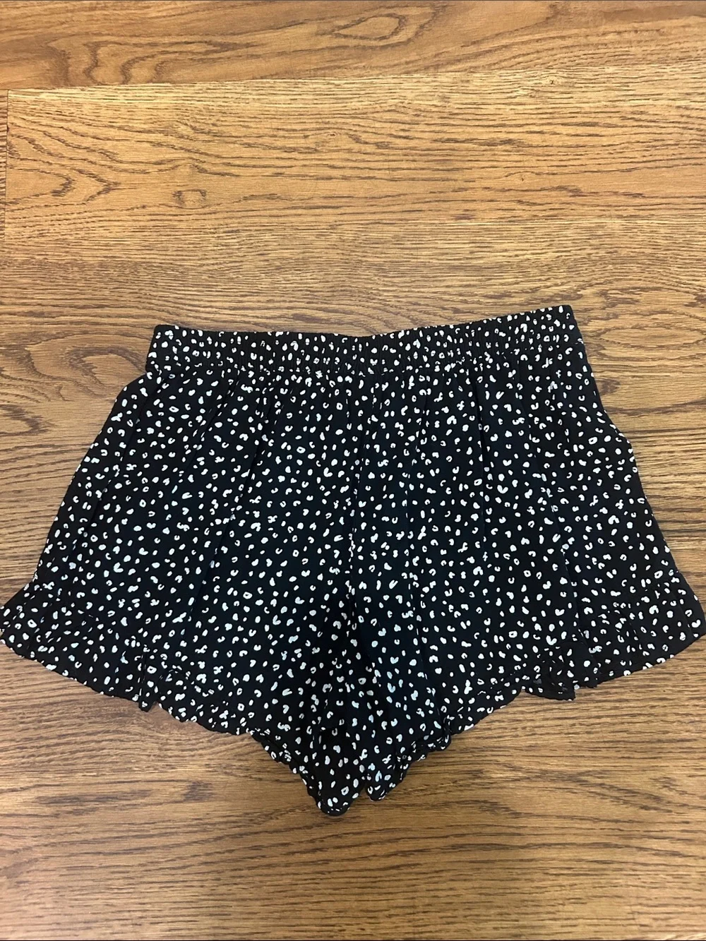 Old Navy Black and White Dot Ruffle-Hem High-Waist Shorts. Excellent Condition